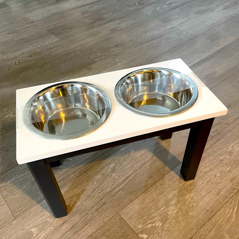 Raised dog bowl
